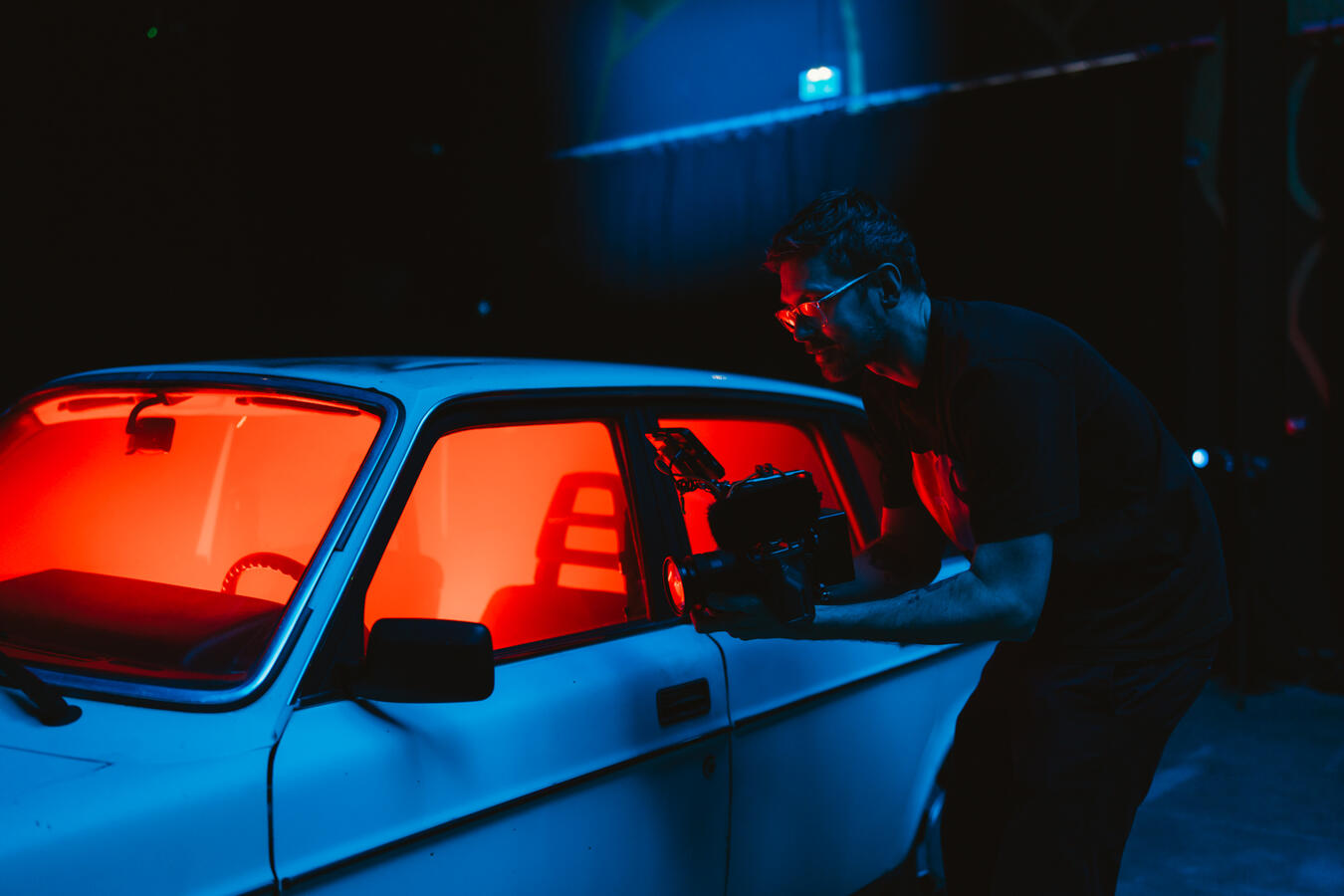 Ambiance bleue et rouge inspirée de Kavinsky pour Interlude
