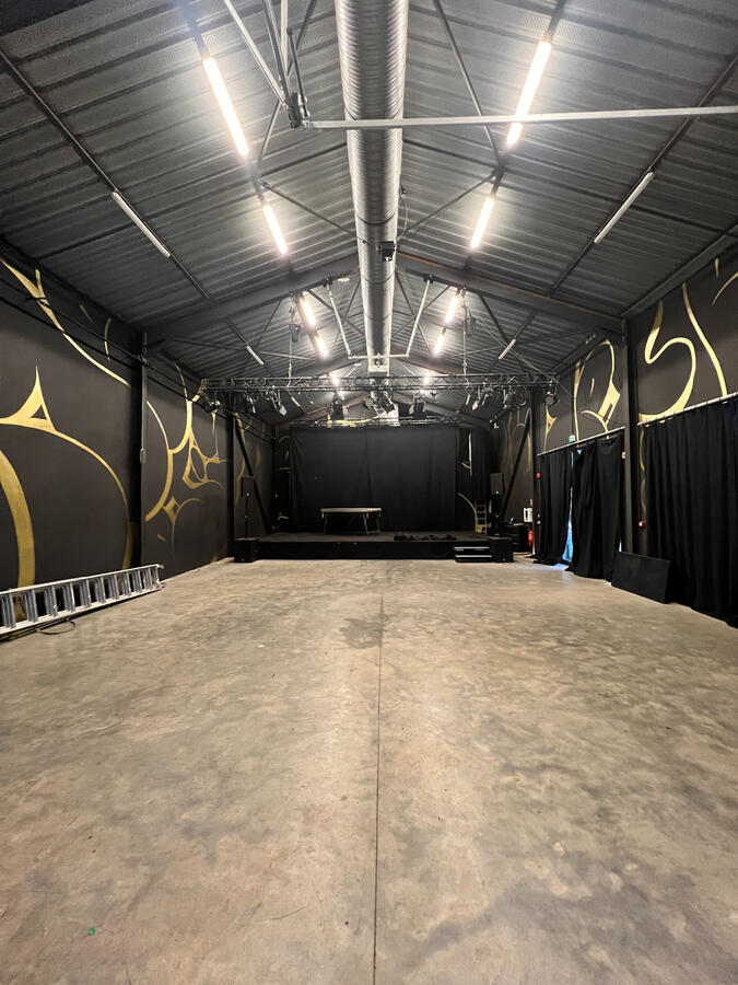 Repérage du hangar pour le clip Interlude